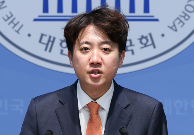 이준석 개혁신당 대표가 11일 오후 서울 여의도 국회 소통관에서 투표용지 부족 사태 및 특검법 관련 기자회견을 하고 있다. 뉴시스