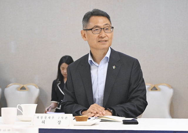 허장 재정경제부 차관이 11일 서울 종로구 정부서울청사에서 ‘외환시장 관련 수출기업 간담회’를 주재, 모두발언을 하고 있다. 재정경제부 제공