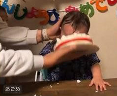 “너 신고!!”생일케이크에 아기얼굴 ‘푹’한 엄마