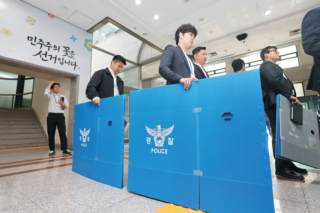 警, ‘국민참정권 침해’ 선관위 압수수색