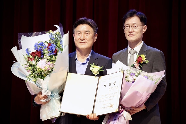 김동욱(왼쪽) 도봉구청장 당선인이 당선증을 교부받은 뒤 기념촬영을 하고 있다. 김동욱 도봉구청장 당선인 페이스북.