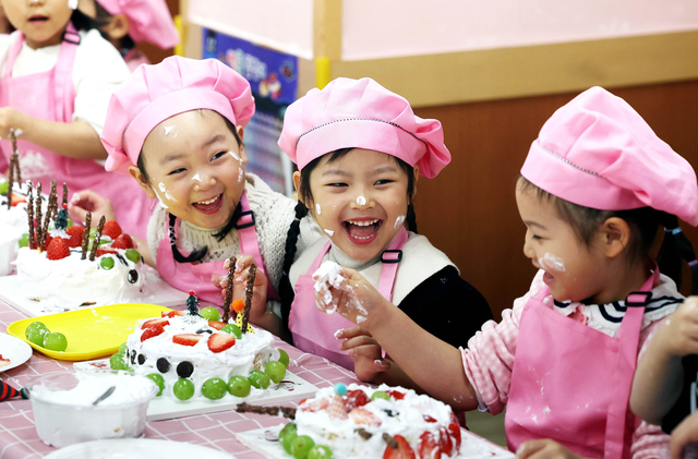 케이크 만드는 아이들
