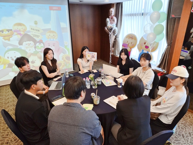 지난 5일 롯데호텔부산에서 개최된 ‘2026 상반기 롯데 잡카페(Job Cafe) 인 부산’ 행사에서 부산 지역 청년들이 직무 상담을 받고 있다. 롯데지주 지역협력팀 제공