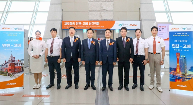 김이배(왼쪽 네 번째) 제주항공 대표와 이상용(왼쪽 다섯 번째) 인천국제공항공사 신사업본부장 등 관계자들이 신규 취항편 승무원들과 기념촬영을 하고 있다. 제주항공 제공
