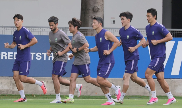 손흥민(왼쪽)을 비롯한 축구대표팀 선수들이 11일 오전(한국시간) 멕시코 과달라하라 인근 사포판의 치바스 바예 베르데 훈련장에서 러닝으로 워밍업을 하고 있다.  연합뉴스 