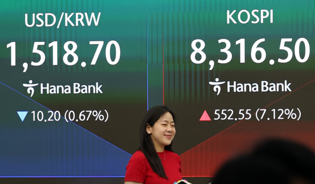 12일 오전 서울 중구 하나은행 딜링룸. 연합뉴스