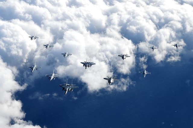 공군이 ‘2024년 후반기 소링 이글(Soaring Eagle)’을 전개하고 있다.  F-35A 스텔스전투기 등 항공기 수십 대를 투입, 공중전투 역량을 기르고 ‘하이브리드전’을 대비할 예정이다. 사진은 F-35A·F-15K·F-16·FA-50·F-5 전투기 편대가 서해상에서 항공차단(AI) 훈련을 하는 모습. 공군 제공