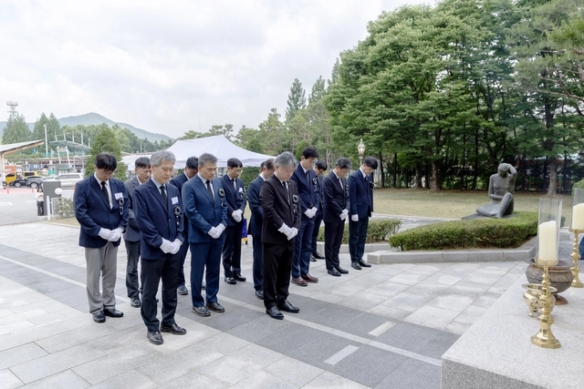 지난 11일 유정훈 한국도로공사 신임 사장이 이천휴게소(하남방향)에 위치한 순직 직원 위령탑을 찾아 참배하고 있다. 한국도로공사 제공
