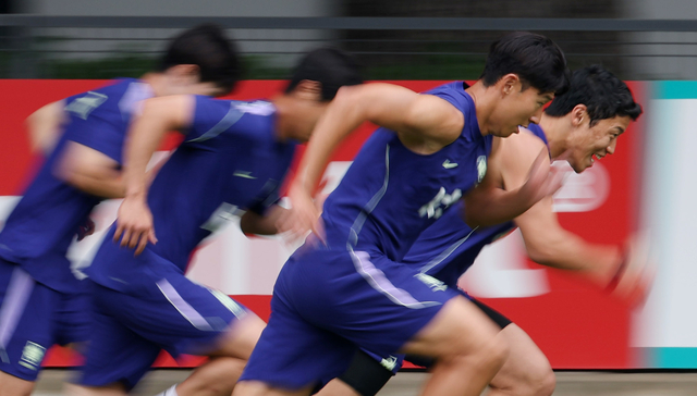 축구 국가대표팀 손흥민, 황희찬이 8일(현지 시간) 멕시코 과달라하라 인근 사포판에 위치한 치바스 바예 베르데에서 훈련을 하고 있다. 뉴시스