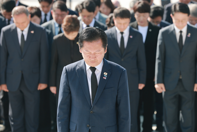 정청래 더불어민주당 대표가 지난 5월 18일 광주 북구 국립 5·18민주묘지를 방문해 5·18민중항쟁추모탑을 참배하고 있다. 연합뉴스