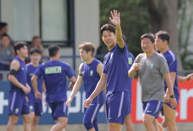 한국 축구 국가대표팀 주장 손흥민이 2026 북중미 월드컵 체코와의 조별리그 1차전을 하루 앞둔 10일(현지시간) 멕시코 과달라하라 인근 사포판의 치바스 바예 베르데에서 훈련을 하던 중 인사를 하고 있다. 연합뉴스