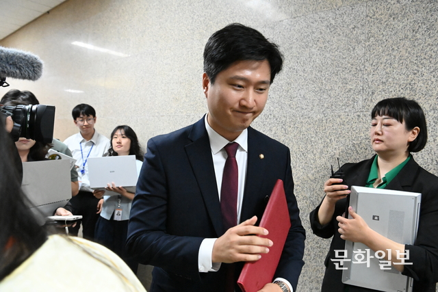 우재준 국민의힘 청년최고위원이 11일 오전 국회에서 열린 최고위원회의가 끝난 뒤 회의실을 빠져나가고 있다. 곽성호기자