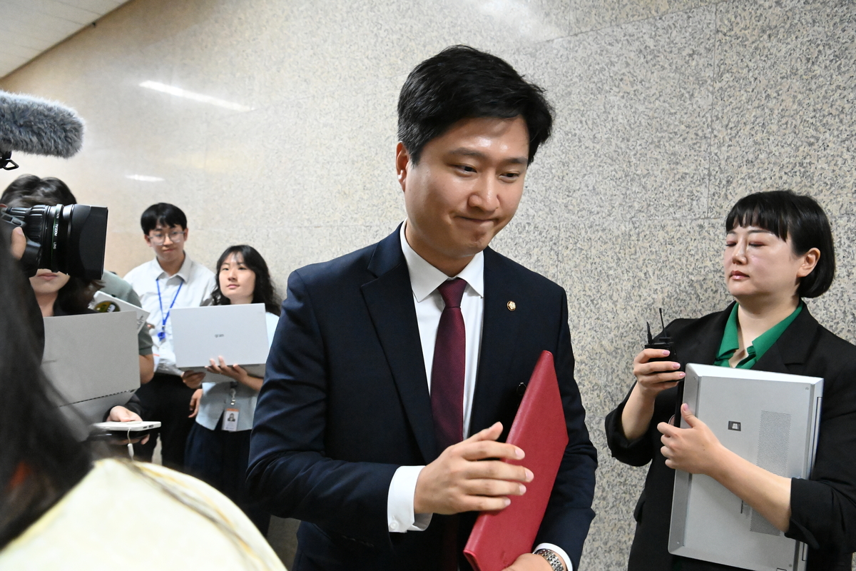 “비공개 최고위선 ‘어린 놈의 XX’ 발언도…” 국힘 지도부 사퇴놓고 갈등