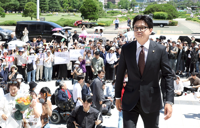 부산 북갑 국회의원 보궐선거에서 당선된 무소속 한동훈 의원이 5일 국회에서 열린 본회의에 참석하기 위해 도착, 지지자들의 환호 속에 등원하고 있다. 연합뉴스