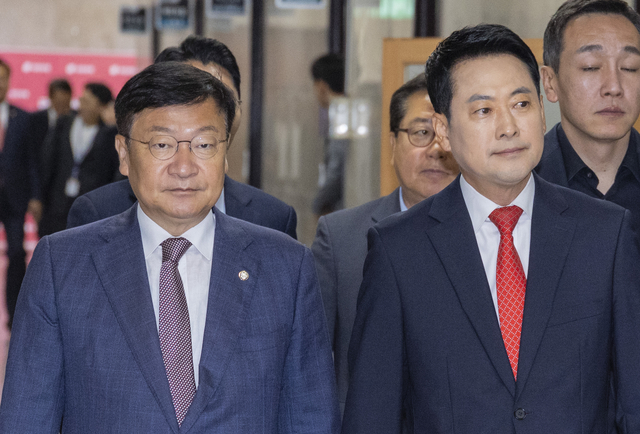 장동혁(오른쪽) 국민의힘  대표와 정점식 원내대표를 비롯한 최고위원들이 11일 국회에서 열린 최고위원회의에 입장하고 있다. 연합뉴스