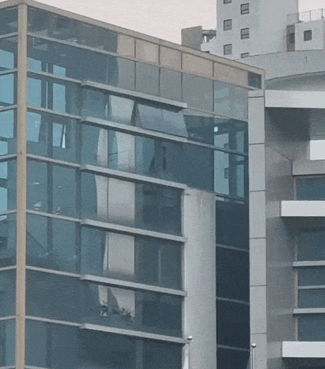 대구 중구 선거관리위원회 건물 안에서 한 남성 직원이 골프 스윙 자세를 취하는 영상. 스레드