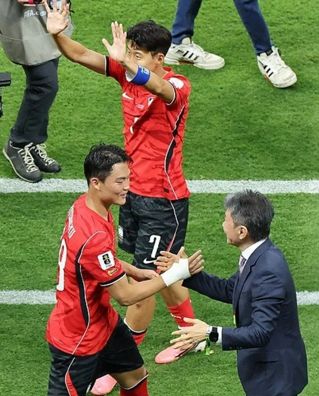 정몽규(오른쪽) 대한축구협회장이  멕시코 사포판의 과달라하라 스타디움에서 열린 북중미 월드컵 조별리그 A조 1차전에서 대한민국이 체코에 2-1로 역전승한 후 경기장에 내려가 이날 골을 넣은 오현규 선수를 격려하고 있다. [뉴시스]
