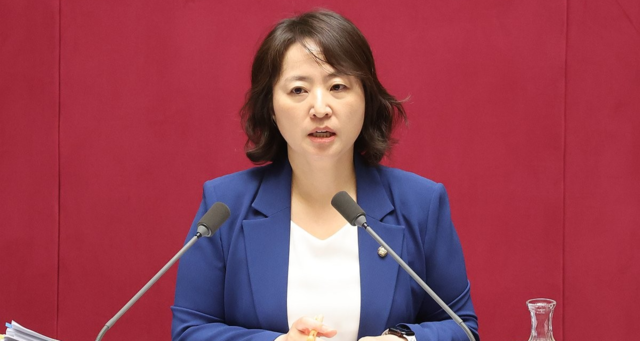 더불어민주당 이주희 의원이 27일 국회 본회의에서 방송미디어통신위원회의 설치 및 운영에 관한 법률안에 대한 무제한토론을 하고 있다. [연합뉴스]