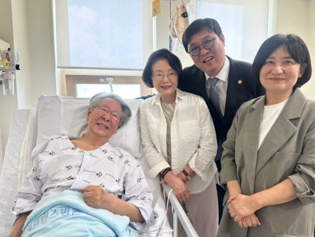 Photo: 문화일보 Minister’s Hospital Visit and Personal Exchange