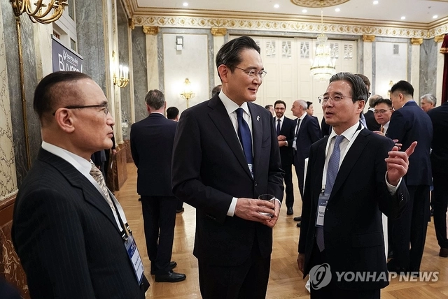 이재용(가운데) 삼성전자 회장이 12일(현지시간) 이탈리아 로마의 한 호텔에서 열린  비즈니스 라운드테이블에서 위성락(왼쪽) 국가안보실장, 김용범 정책실장과 대화를 나누고 있다. 연합뉴스