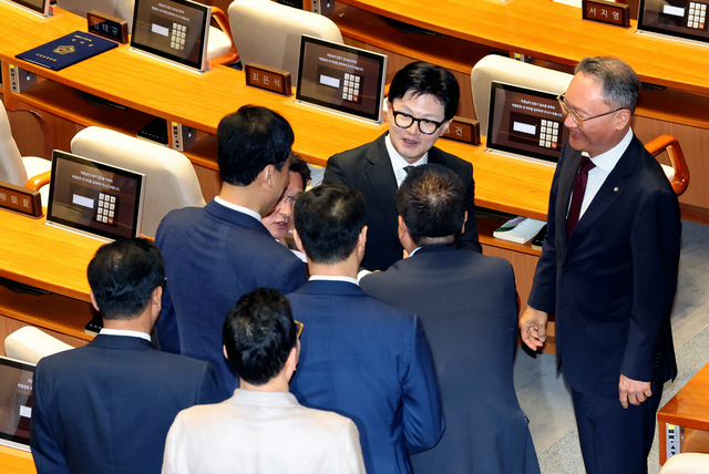 한동훈 무소속 부산 북구갑 국회의원 당선인이 지난 5일 오후 서울 여의도 국회에서 열린 본회의에 출석하며 국민의힘 의원들과 인사를 나누고 있다. 뉴시스