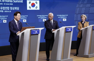 靑 “EU 요구에 ‘대북규탄’ 수위 높아진 것 아냐, 北비핵화·한반도 평화 동시 반영”