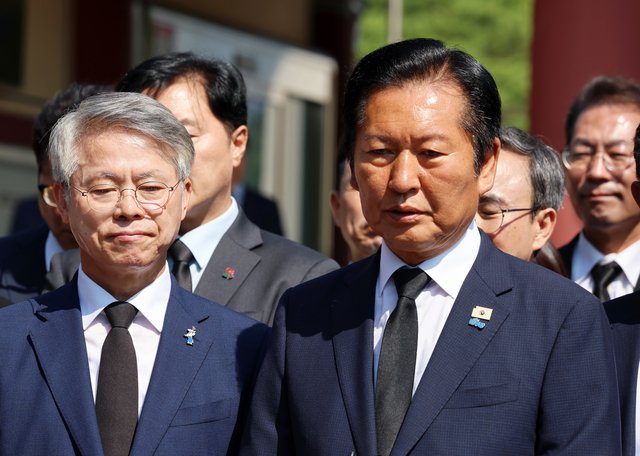 정청래 더불어민주당 대표가 12일 광주 북구 국립5ㆍ18민주묘지에서 참배를 마치고 발언하고 있다. 연합뉴스
