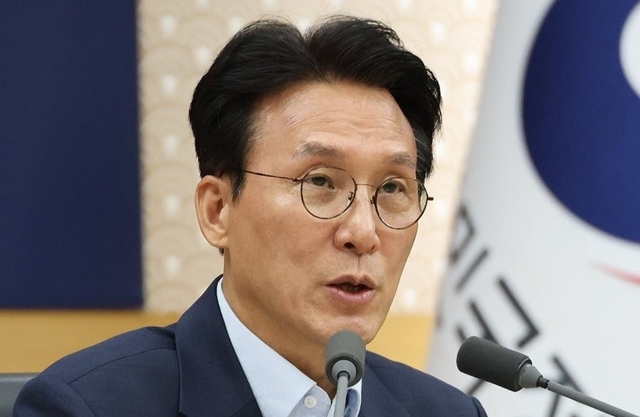 김민석 국무총리가 11일 세종시 정부세종청사 국무회의장에서 국민 참정권 침해 문제 관련 관계장관회의를 주재하고 있다. 연합뉴스