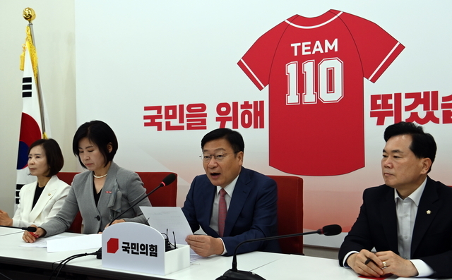 정점식(오른쪽 두번째) 국민의힘 신임 원내대표가 12일 오전 국회에서 현안 관련 기자간담회를 하고 있다. 배경판에 재보궐선거결과 추가된 국민의힘 의원숫자인 110의 등번호가 적힌 빨간색 유니폼이 게시되어 있다. 곽성호 기자