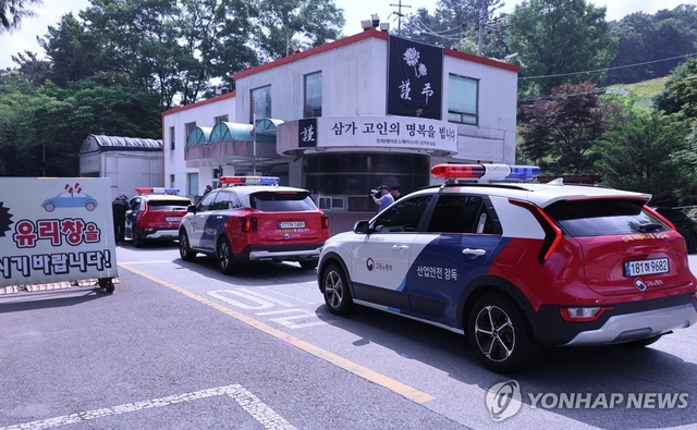 대전경찰청과 고용노동부 대전고용노동청이 폭발사고로 7명의 사상자가 발생한 한화에어로스페이스 대전사업장과 서울 본사 등에 대한 압수수색에 착수한 4일 대전 유성구 외삼동 대전사업장으로 고용노동부 차량이 들어가고 있다. 연합뉴스