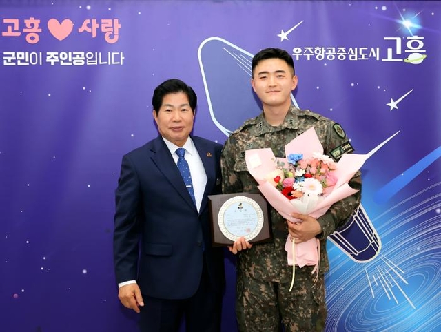 야간작전 중 화재 진압에 이바지한 공로로 고흥 군수 표창을 받은 육군31보병사단 이순신여단 최정호 대위. 육군 제공/국방일보