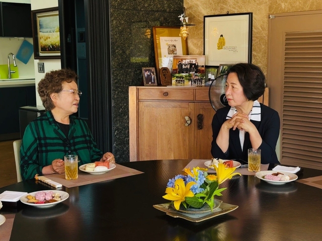 지난 13일 경남 김해시 봉하마을에서 추미애(오른쪽) 경기지사 당선인이 고 노무현 전 대통령의 배우자 권양숙 여사를 만나 환담하고 있다. 추미애 경기지사 당선인 측 제공