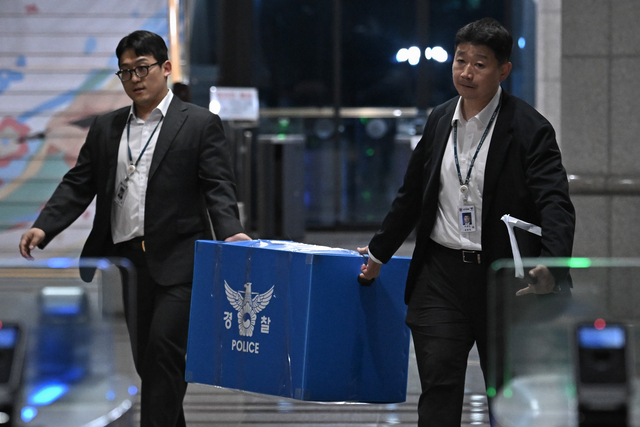 6·3 전국동시지방선거 투표용지 부족 사태를 들여다보고 있는 검경 합동수사본부 관계자들이 11일 경기도 과천 중앙선거관리위원회에서 압수수색을 마친 뒤 압수품을 들고 나서고 있다. 공동취재