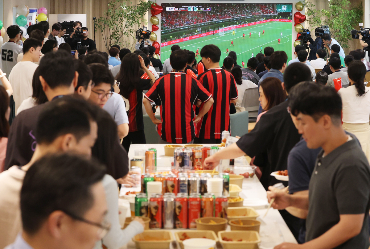 ‘누가 11시에 치킨 시켜?’…역전승에 주문 875.8% 뛰었다