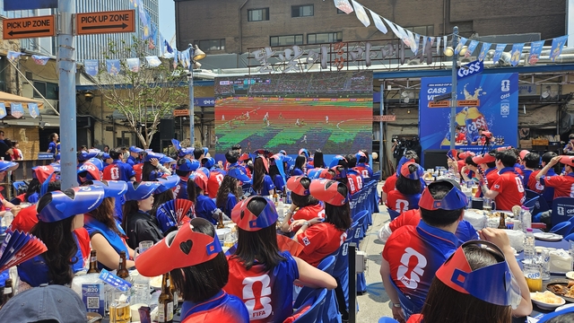 12일 오전 11시 서울 중구 달맞이광장바베큐 본점에서 열린 ‘카스 뷰잉펍’ 행사에 관객들이 모여 카스 맥주를 마시며 FIFA 월드컵 2026 경기를 보고 있다. 노유정 기자