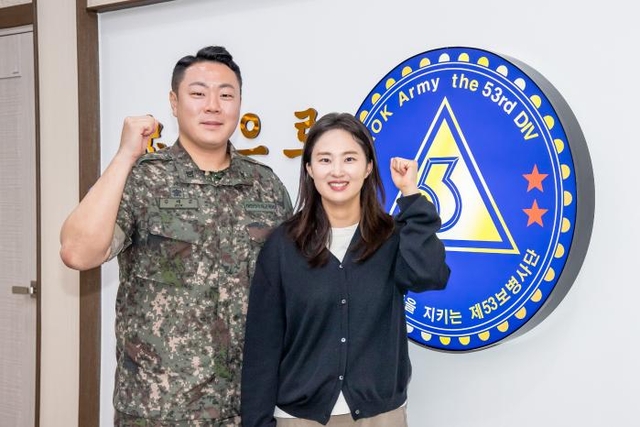 지난달 25일 부산시 해운대구 좌동 일대에서 길가에 쓰러진 시민의 생명을 구한 김태준(왼쪽) 상사와 조영미 군무주무관. 사진 육군 53사단 제공/국방일보