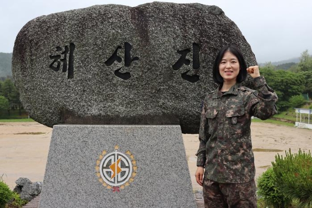 ‘어린 암 환자를 위한 머리카락 나눔(어머나) 운동본부’에 머리카락을 기부한 육군수도기계화보병사단 노도대대 허재희 대위. 육군 제공/국방일보