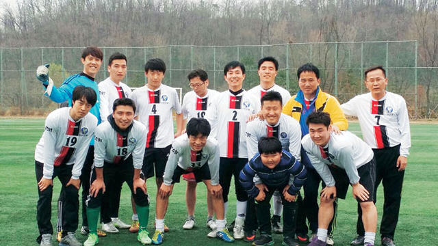 신한은행 축구동호회 ‘91FC’ 회원들이 경기를 마치고 한자리에 모였다. 한 회원이 데려온 자녀(앞줄 오른쪽 두 번째)도 함께했다.
‘91FC’ 제공