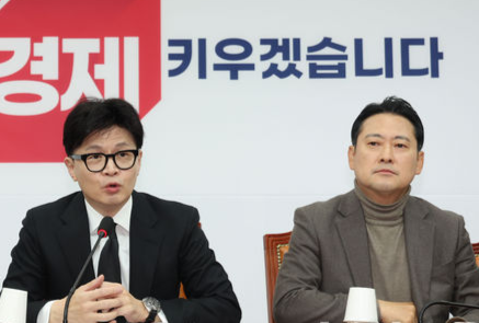 한동훈(왼쪽) 무소속 의원과 장동혁 국민의힘 대표. 뉴시스