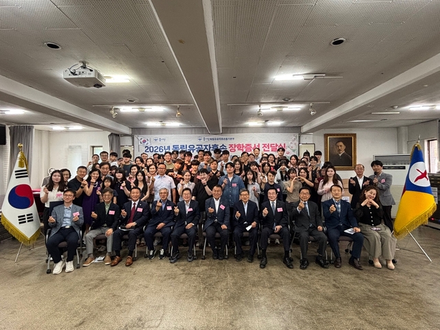 흥사단 독립유공자후손돕기본부가 지난 13일 서울 종로구 흥사단 강당에서 독립유공자 후손들에게 장학증서를 전달한 뒤 기념촬영하고 있다. 흥사단 제공