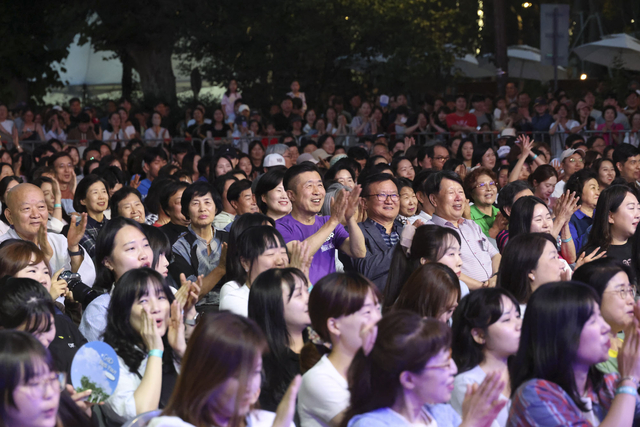 지난 13일 개최한 서초 클래식 테마파크에서 전성수 서초구청장(가운데)이 주민과 함께 공연을 관람하며 박수를 치고 있다. 서초구청 제공