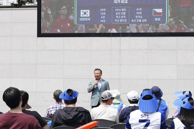 류경기 중랑구청장이 12일 면목역 문화광장에서 열린 ‘2026 북중미 월드컵 거리응원전’에 참석해 구민들과 함께 대한민국 대표팀을 응원하며 인사말을 하고 있다. 중랑구청 제공