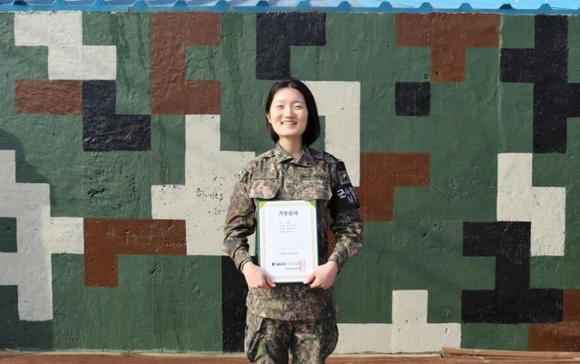 어머나 운동본부에 머리카락을 기부한 육군15보병사단 번개여단 강혜원 하사. 육군 제공/국방일보
