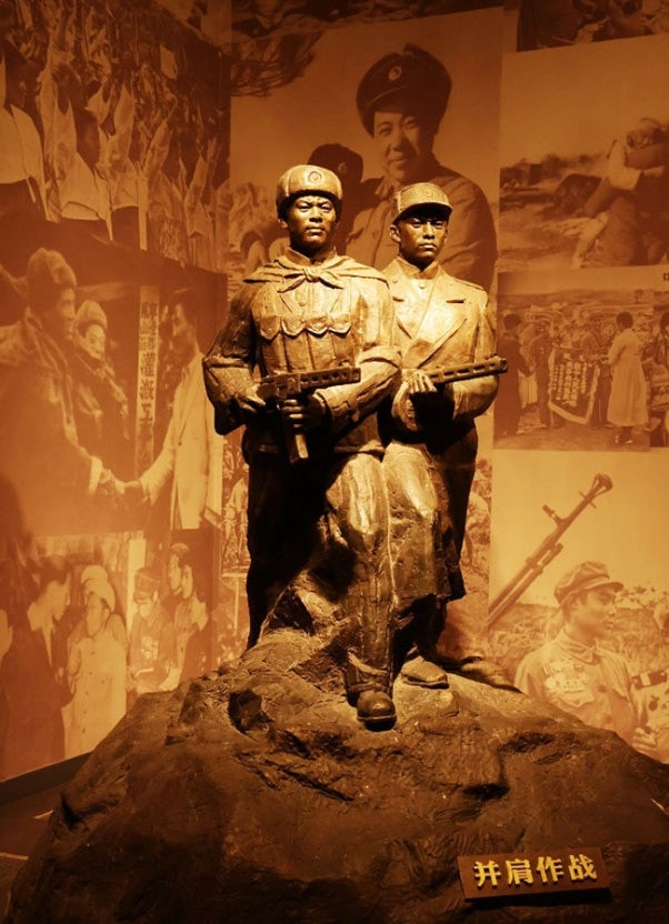 중국 랴오닝성 단둥(丹東)의 항미원조(抗美援朝) 기념관 내 6·25전쟁 참전 중공군 조각상. 항미원조기념관 홈페이지 캡처
