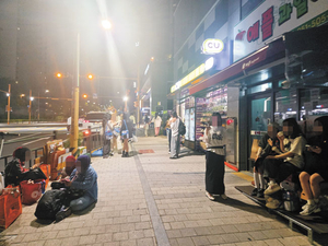 “차가 없어”… 새벽까지 거리 헤맨 아미들