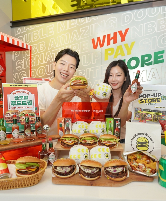 14일 서울 성동구 노브랜드 버거 성수랩점에서 모델들이 신세계푸드의 노브랜드 버거가 타바스코와 협업해 출시한 ‘아보카도 타코’, ‘스모크 바비큐’ 등 신메뉴 2종을 소개하고 있다. 멕시칸 타코와 아메리칸 바비큐 등 북중미를 대표하는 음식에서 영감을 받아, 친구, 가족들과 함께 모여 즐기기 좋은 버거 메뉴로 재해석한 것이 특징이다. 가격은 단품 6500원, 세트 8500원. 신세계푸드 제공