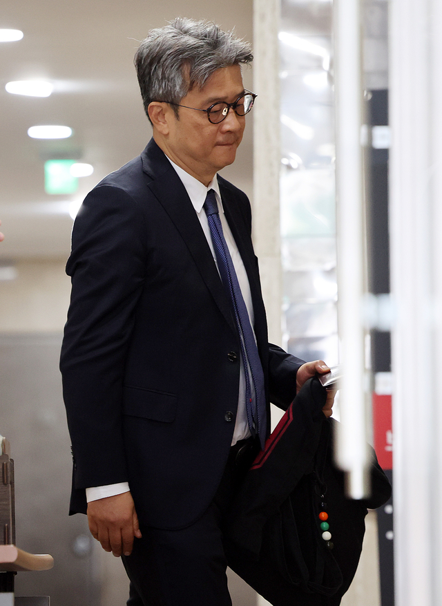 굳은 표정으로 출석