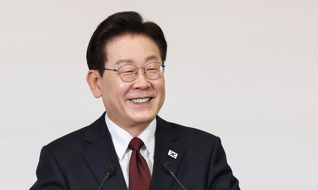 이재명 대통령이 15일 이탈리아 로마 한 호텔에서 열린 동포 오찬 간담회에서 인사말을 하고 있다. 뉴시스