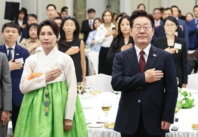 이재명 대통령이 15일 이탈리아 로마 한 호텔에서 열린 동포 오찬 간담회에서 인사말을 하고 있다. 뉴시스