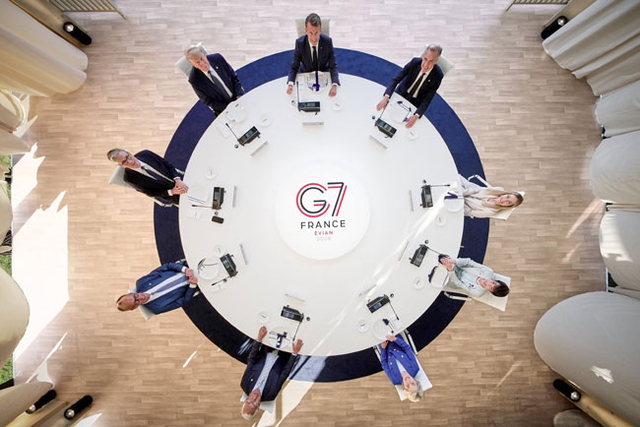 둘러앉은 G7